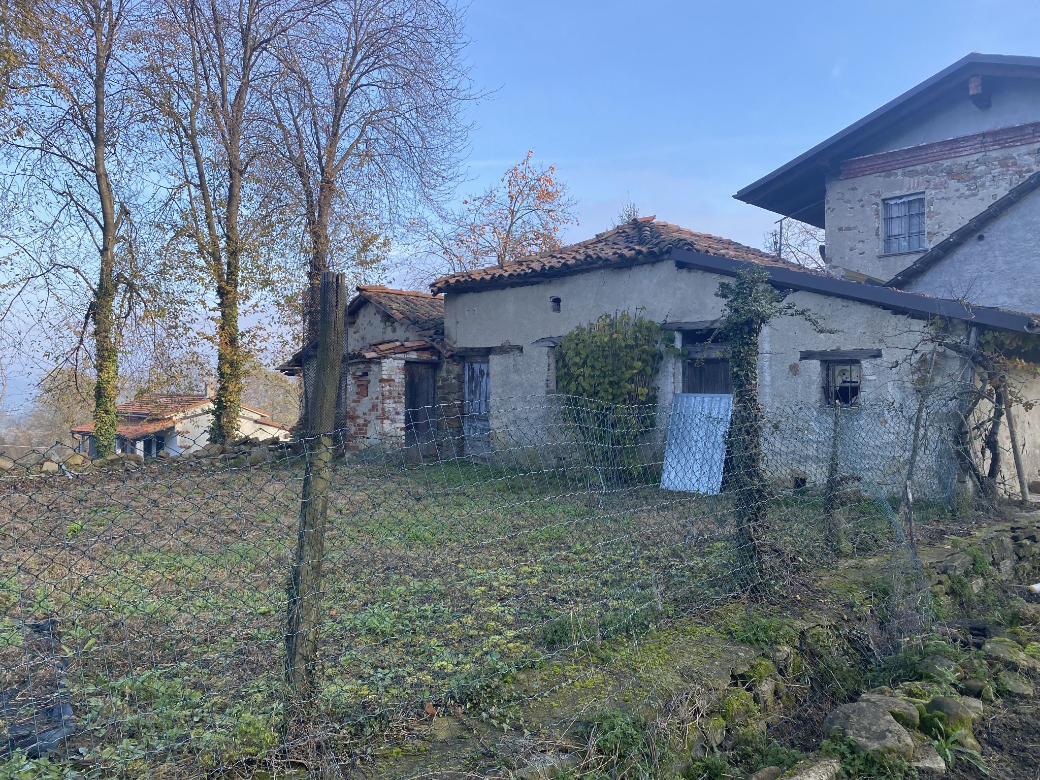 013 zijkant huis met schuren en tuintje